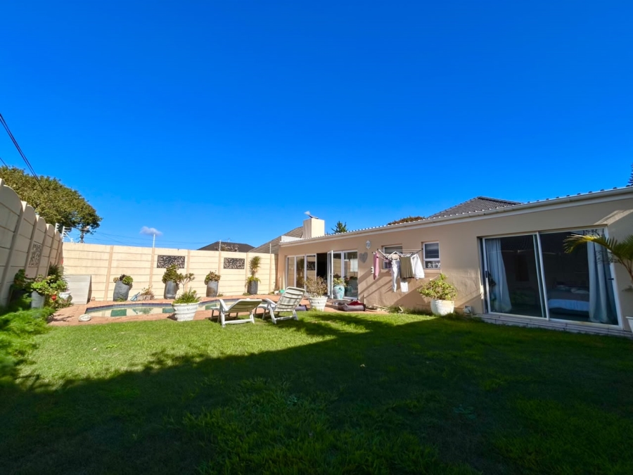 To Let 4 Bedroom Property for Rent in Plumstead Western Cape